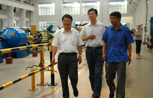 江蘇省經信委企業(yè)發(fā)展服務處處長陳岡一行來上上集團考察指導