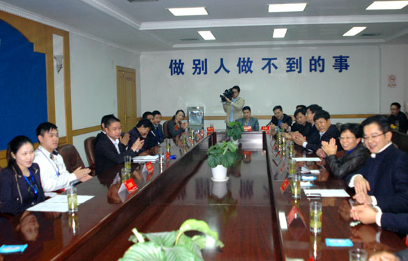 溧陽(yáng)市青商會(huì)會(huì)員來(lái)江蘇上上電纜集團(tuán)參觀、座談