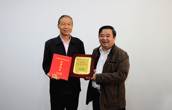 2016年10月12日，常州市經(jīng)信委副主任潘仁賢一行來上上電纜參觀調(diào)研，并為集團(tuán)董事長(zhǎng)丁山華頒發(fā)江蘇省優(yōu)秀企業(yè)家獎(jiǎng)牌