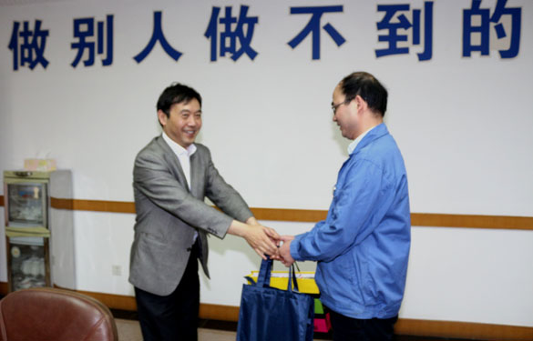 2015年5月12日，溧陽市總工會領(lǐng)導(dǎo)到上上電纜慰問勞動模范